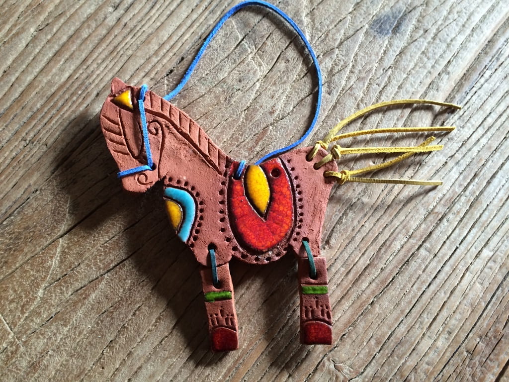 Ceramiczny konik zawieszka