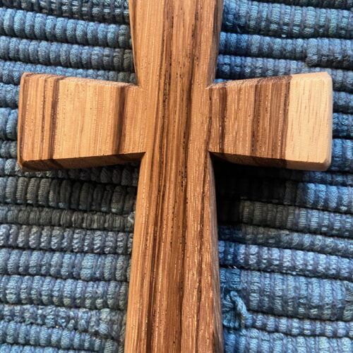 Krzyż z drewna egzotycznego (zebrano)