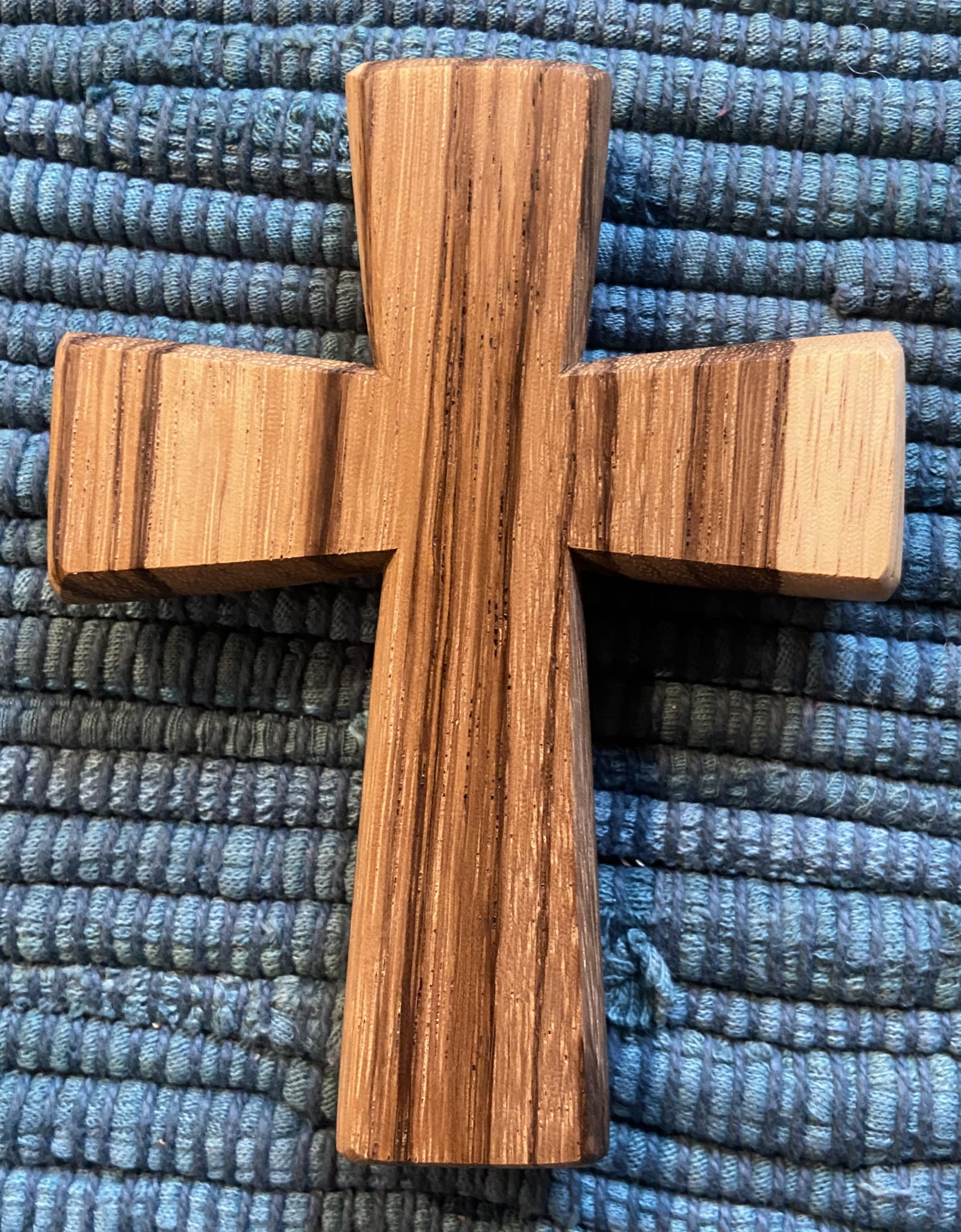 Krzyż z drewna egzotycznego (zebrano)