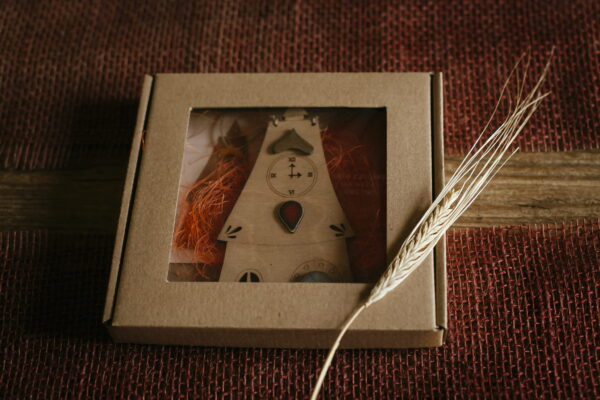 Dom z zegarem - drewniana zawieszka z ceramiką