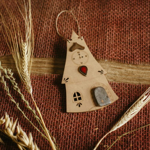 Dom z zegarem - drewniana zawieszka z ceramiką