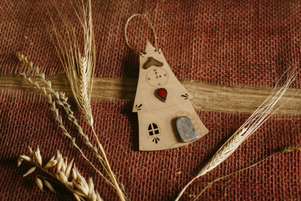 Dom z zegarem - drewniana zawieszka z ceramiką