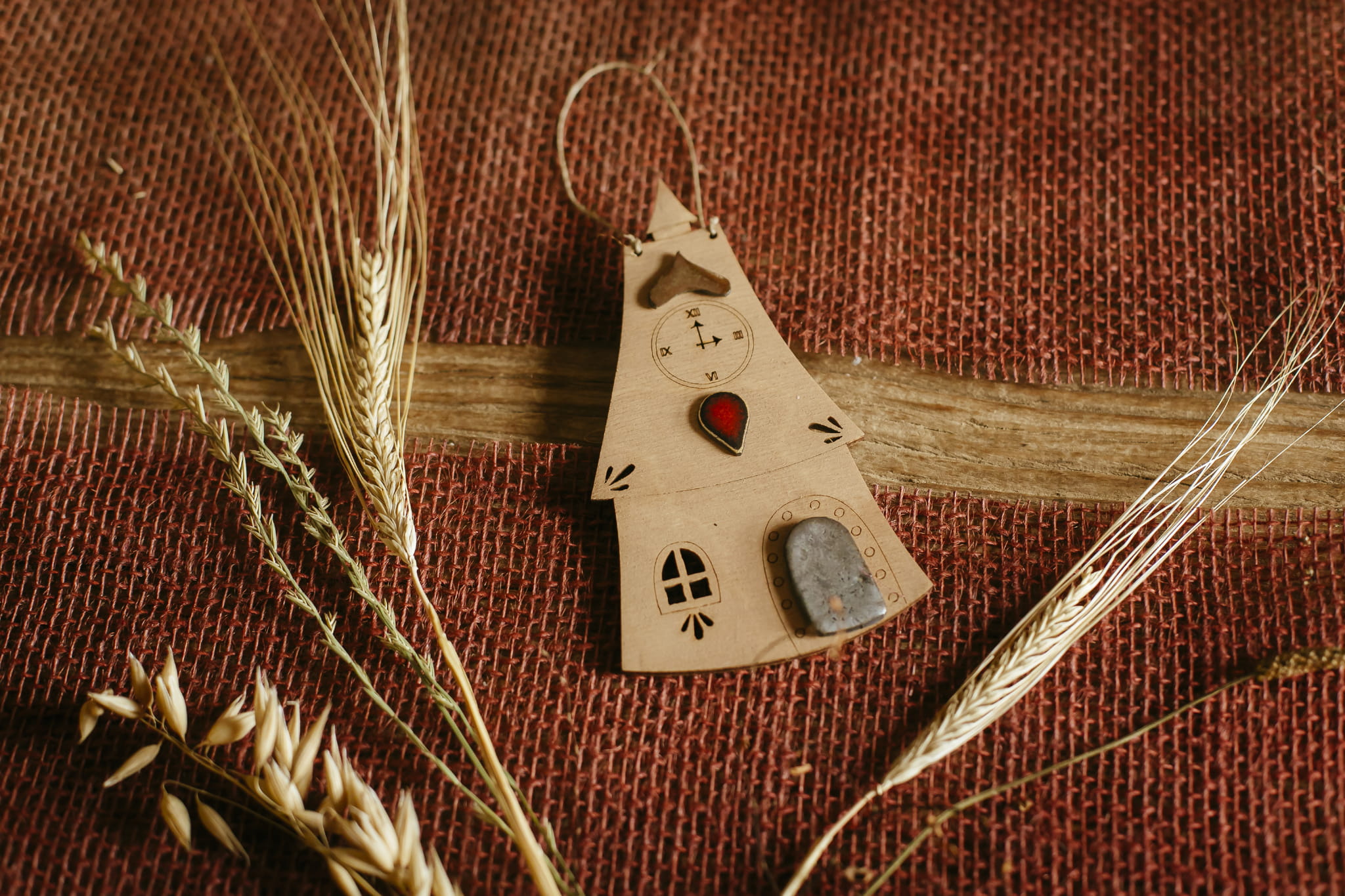 Dom z zegarem - drewniana zawieszka z ceramiką