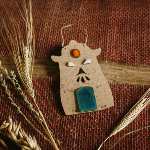 Dom z otwartymi drzwiami - drewniana zawieszka z ceramiką