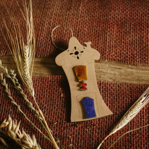 Dom z widokiem - drewniana zawieszka z ceramiką