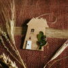 Dom z drzewem - drewniana zawieszka z ceramiką