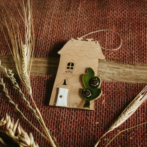 Dom z drzewem - drewniana zawieszka z ceramiką