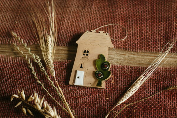 Dom z drzewem - drewniana zawieszka z ceramiką