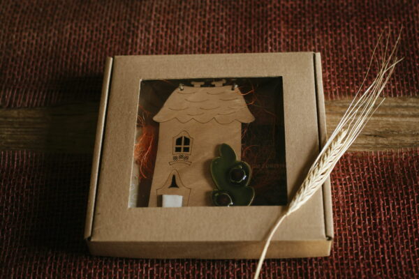 Dom z drzewem - drewniana zawieszka z ceramiką