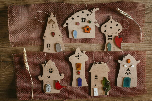 Dom z drzewem - drewniana zawieszka z ceramiką