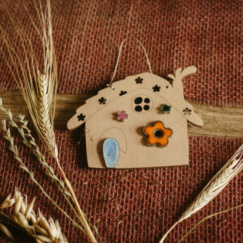 Dom z kwiatem - drewniana zawieszka z ceramiką