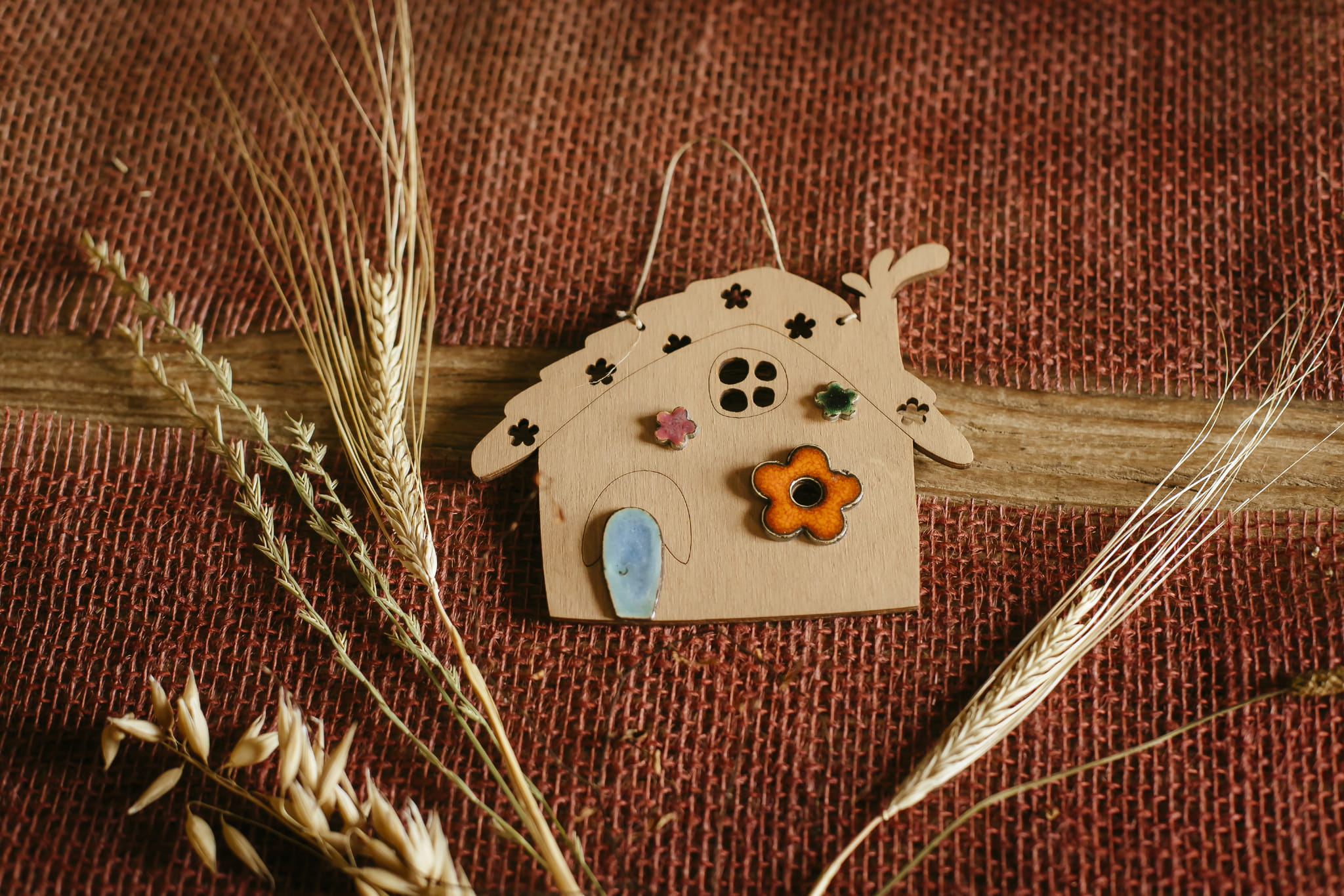 Dom z kwiatem - drewniana zawieszka z ceramiką