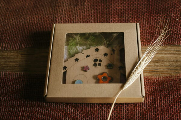 Dom z kwiatem - drewniana zawieszka z ceramiką