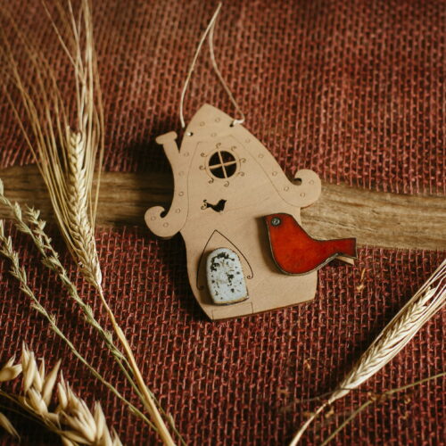 Dom z ptakiem - drewniana zawieszka z ceramiką