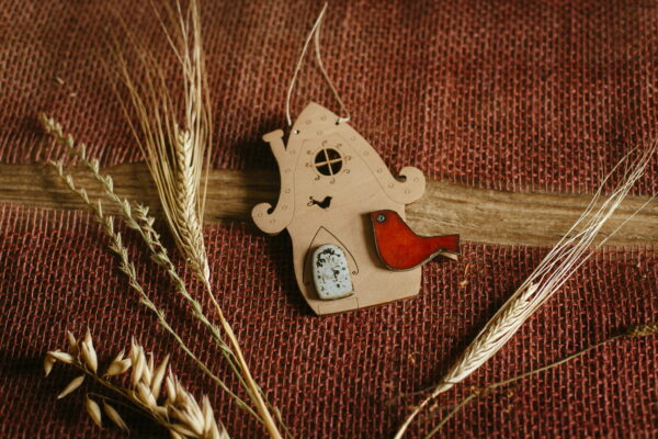 Dom z ptakiem - drewniana zawieszka z ceramiką