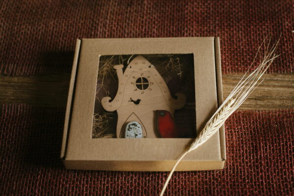 Dom z ptakiem - drewniana zawieszka z ceramiką