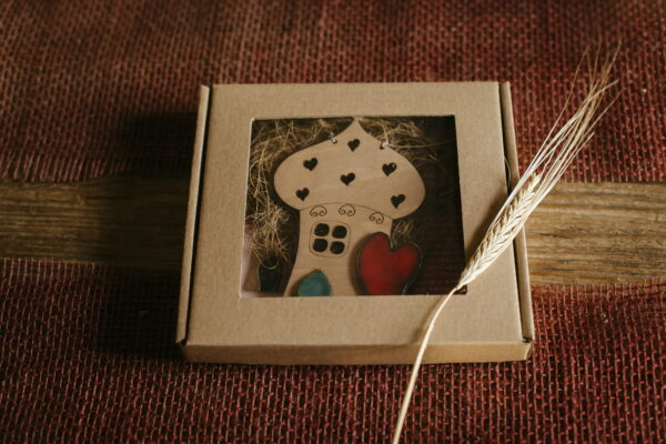 Dom z sercem - drewniana zawieszka z ceramiką