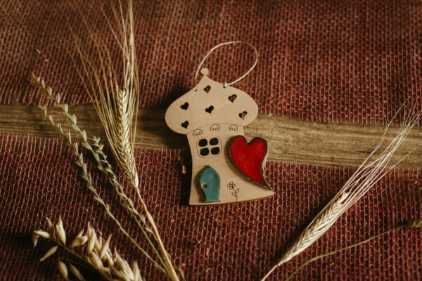 Dom z sercem - drewniana zawieszka z ceramiką