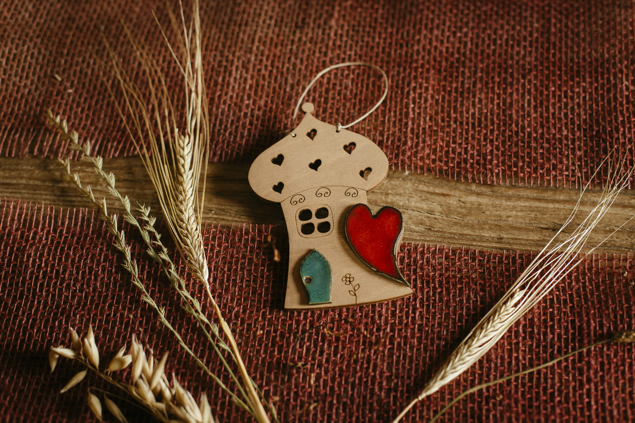 Dom z sercem - drewniana zawieszka z ceramiką